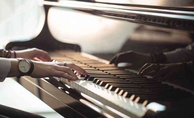 Akustické vs. Digitálne piano: Ktoré je pre vás to pravé?
